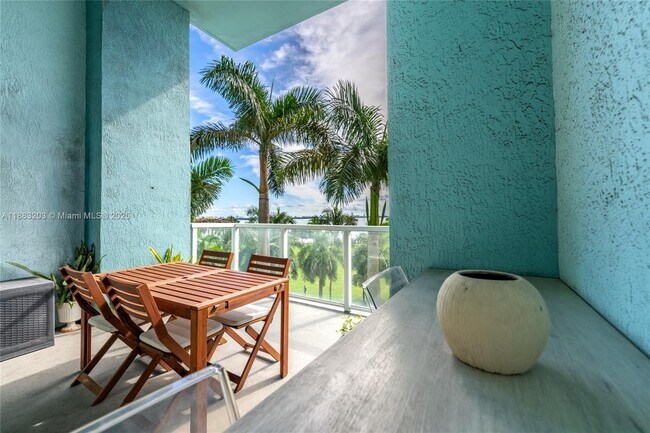 1900 N Bayshore Dr in Miami, FL - Foto de edificio - Building Photo