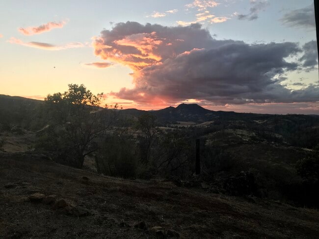 2077 Stagecoach Canyon Rd in Pope Valley, CA - Foto de edificio - Building Photo