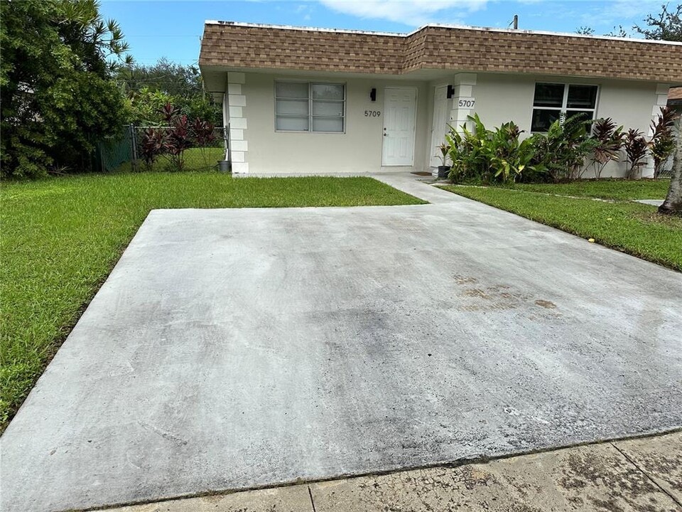 5709 Hayes St, Unit 5709 in Hollywood, FL - Building Photo