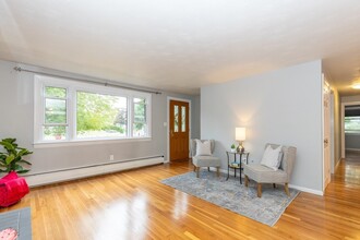 5 Ellen Rd in Burlington, MA - Foto de edificio - Building Photo