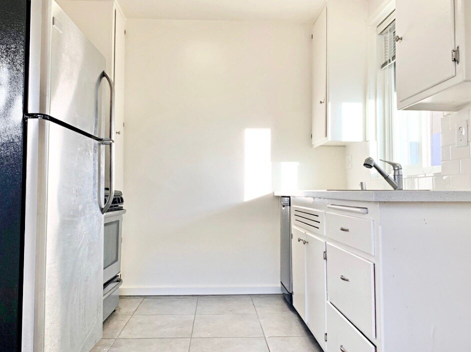 1851 Winona Blvd in Los Angeles, CA - Building Photo