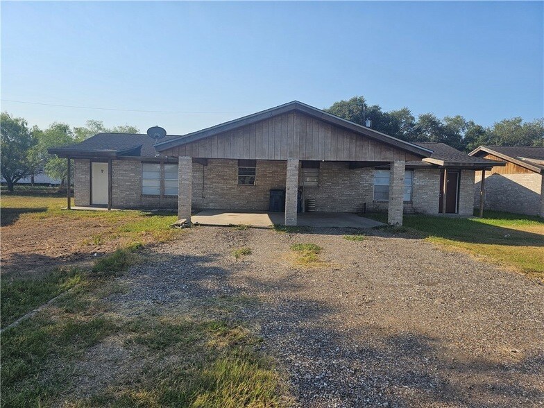 1300 Johnson St, Unit 2A in Woodsboro, TX - Foto de edificio