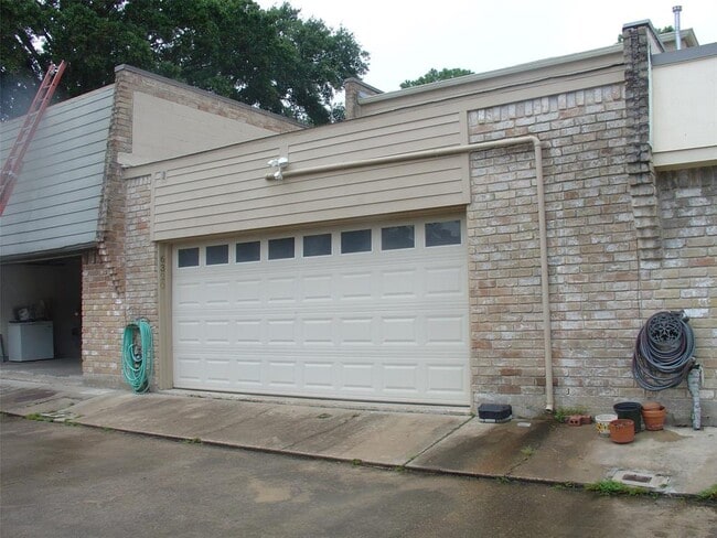 6320 N 1st St in Bellaire, TX - Foto de edificio - Building Photo
