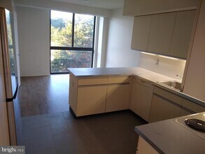 1016 S Wayne St-Unit -203 in Arlington, VA - Building Photo - Building Photo