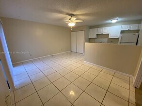 629 Executive Center Dr in West Palm Beach, FL - Foto de edificio - Building Photo