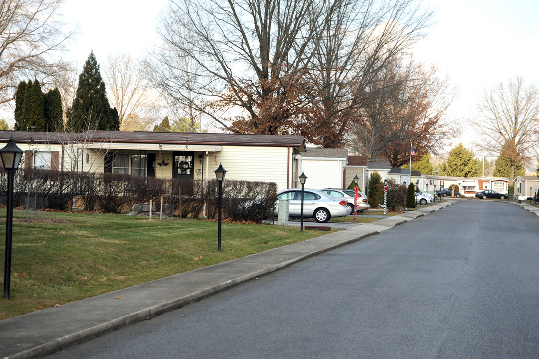 129 Meadow Valley Rd in Ephrata, PA - Building Photo