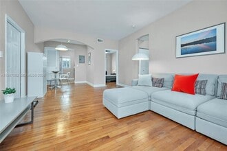 1561 Lenox Ave. in Miami Beach, FL - Foto de edificio - Building Photo