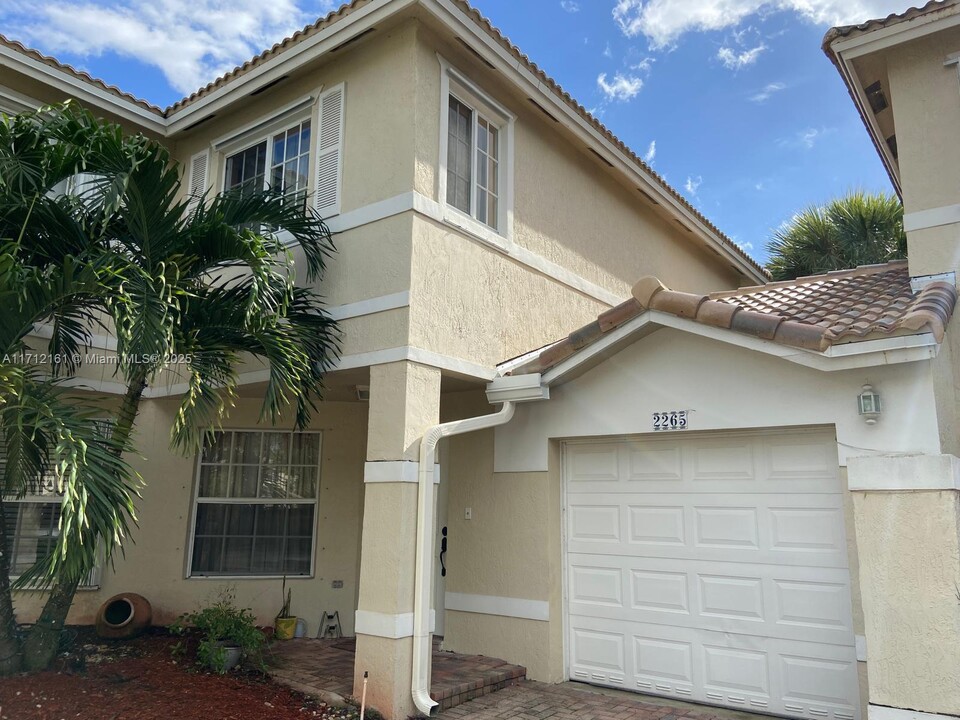 2265 NW 170th Ave in Pembroke Pines, FL - Building Photo