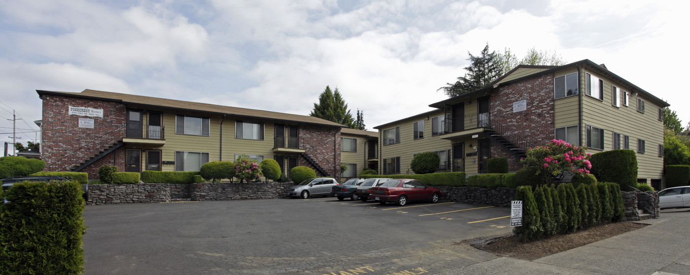 Pinecrest Terrace in Portland, OR - Foto de edificio