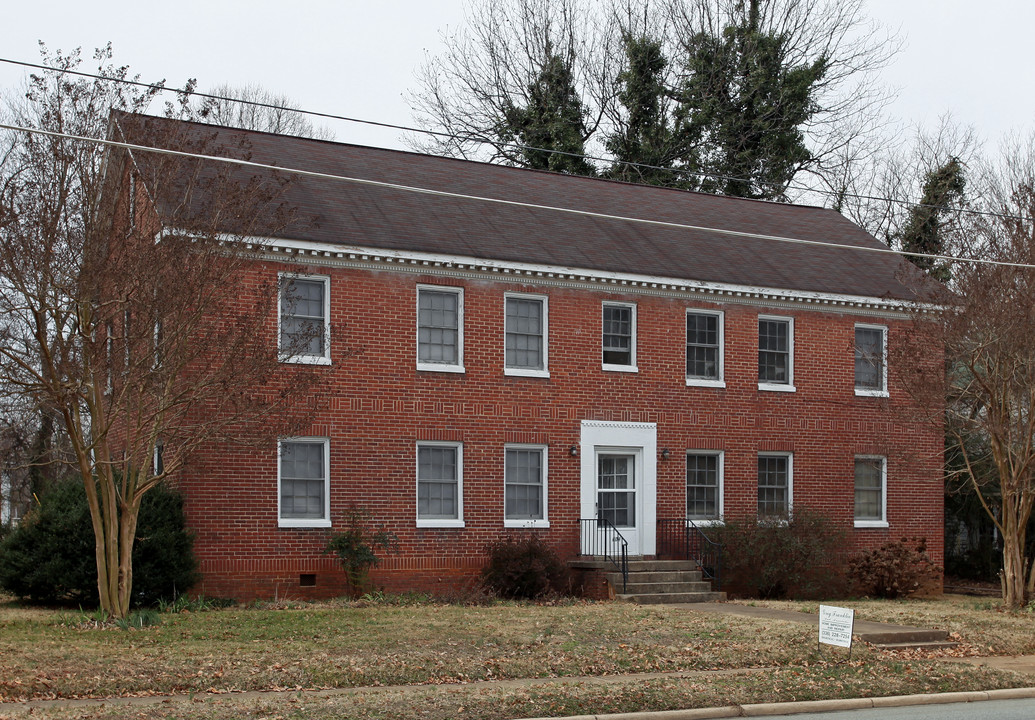 404 N Main St in Graham, NC - Foto de edificio