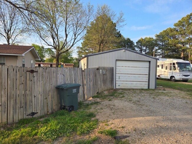 706 N Holman St in Brookland, AR - Foto de edificio - Building Photo