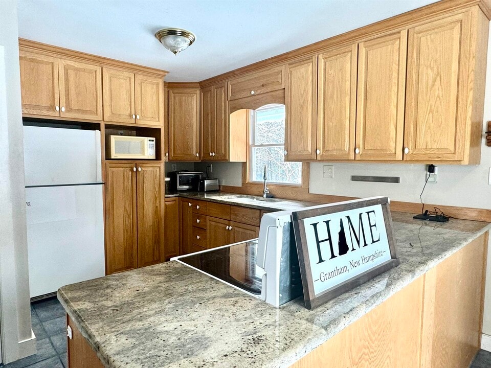 11 Sugar Wood Ln in Grantham, NH - Building Photo