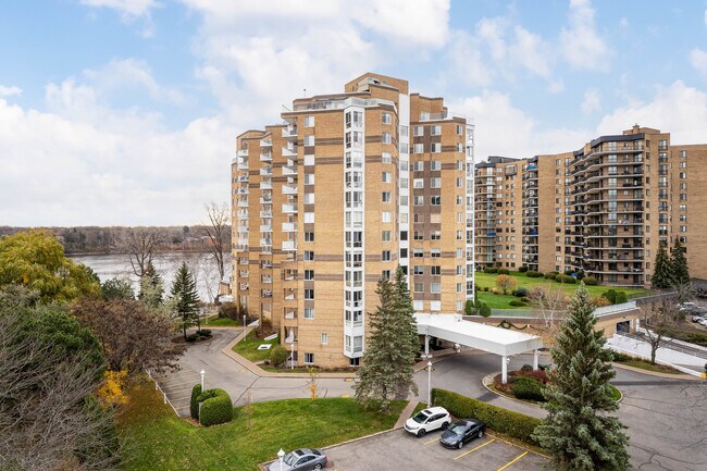 Le Laurier in Laval, QC - Building Photo - Building Photo