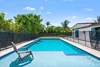 942 SE 13th Ave in Deerfield Beach, FL - Building Photo - Building Photo