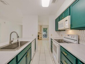 10616 Mellow Ln in Austin, TX - Building Photo - Building Photo