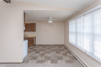 Crestview Manor Apartments in Bismarck, ND - Foto de edificio - Interior Photo