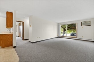 Country Bluff Apartments in Rapid City, SD - Building Photo - Building Photo