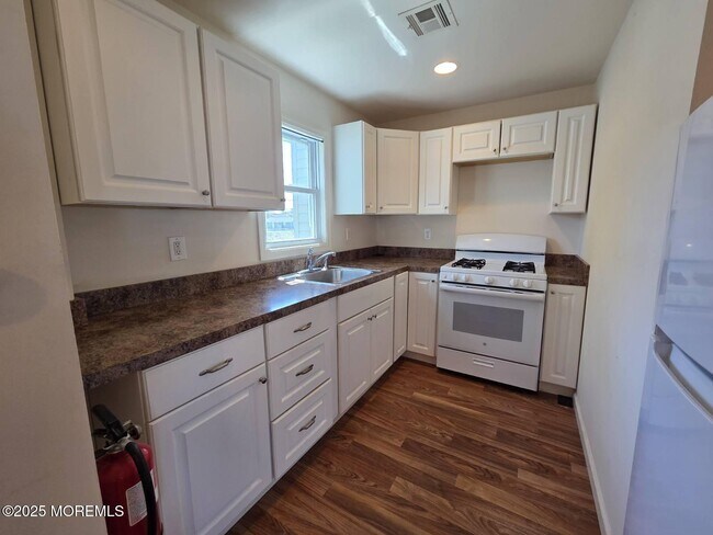 98 Seeley Ave in Keansburg, NJ - Building Photo - Building Photo