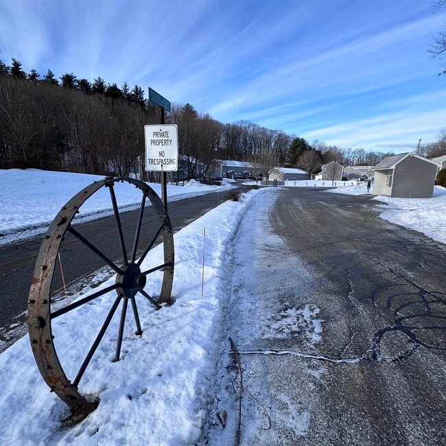 32 Birchwood Dr in Milford, NH - Building Photo - Building Photo