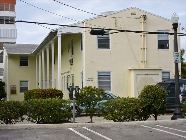 8017 Harding Ave in Miami Beach, FL - Foto de edificio