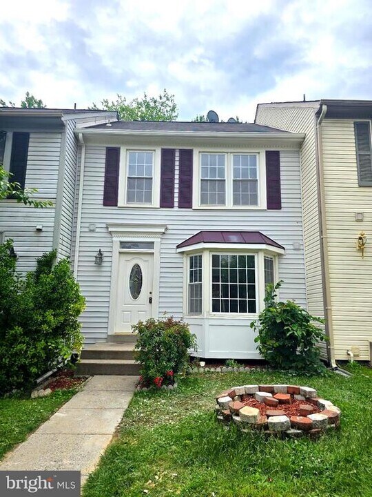 14006 Betsy Ross Ln in Centreville, VA - Foto de edificio