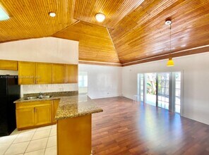 2402 NW 42nd St in Miami, FL - Foto de edificio - Building Photo