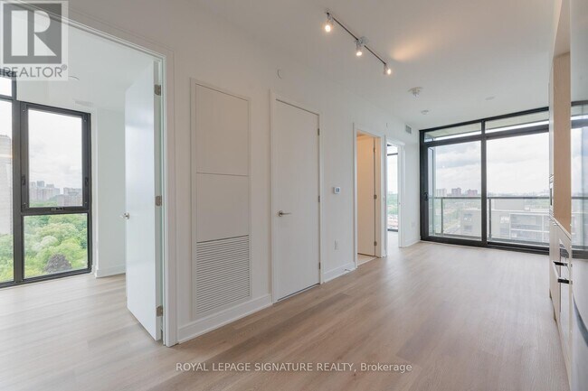 86 Dundas St E in Mississauga, ON - Building Photo - Building Photo