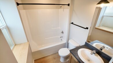 110 SE Handley St in McMinnville, OR - Foto de edificio - Building Photo