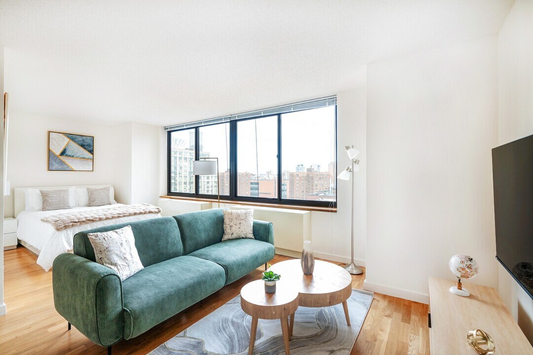 175 E 96th St in New York, NY - Building Photo
