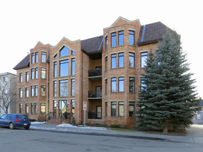 1407 Kensington Close NW in Calgary, AB - Building Photo - Building Photo