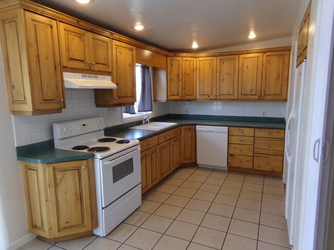 5522 East Edgewood Drive in Holladay, UT - Building Photo - Building Photo