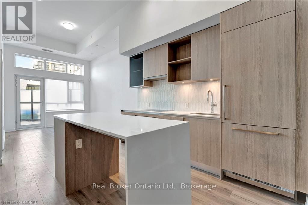 405-405 Dundas St W in Oakville, ON - Building Photo