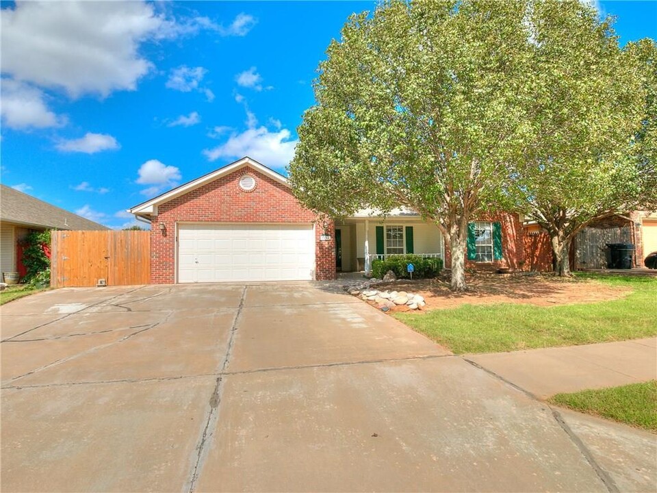 2105 NE 13th St in Moore, OK - Building Photo