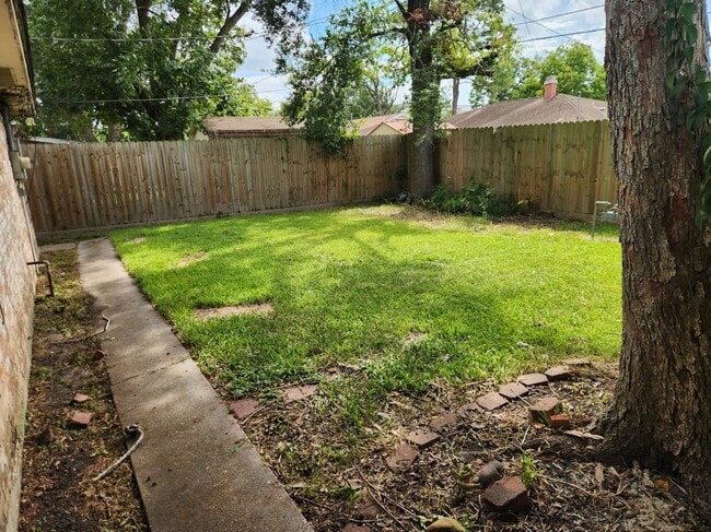 107 Kelly Ln in Baytown, TX - Building Photo - Building Photo