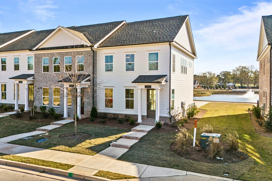 213 Black Swann Rd in Auburn, AL - Building Photo