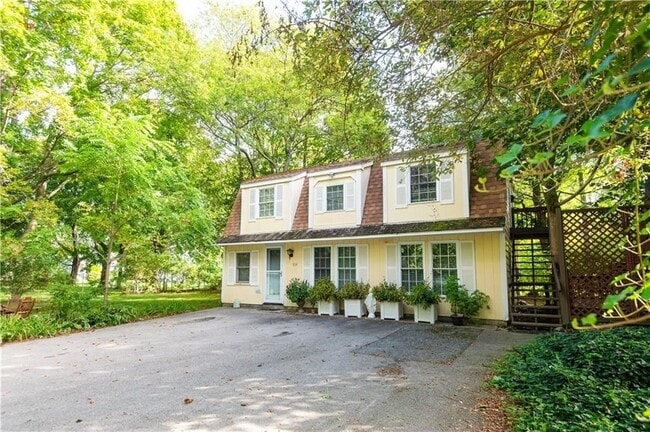 554 E Main Rd in Middletown, RI - Foto de edificio - Building Photo