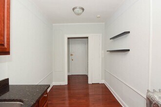 549.5 W Surf St in Chicago, IL - Building Photo - Building Photo