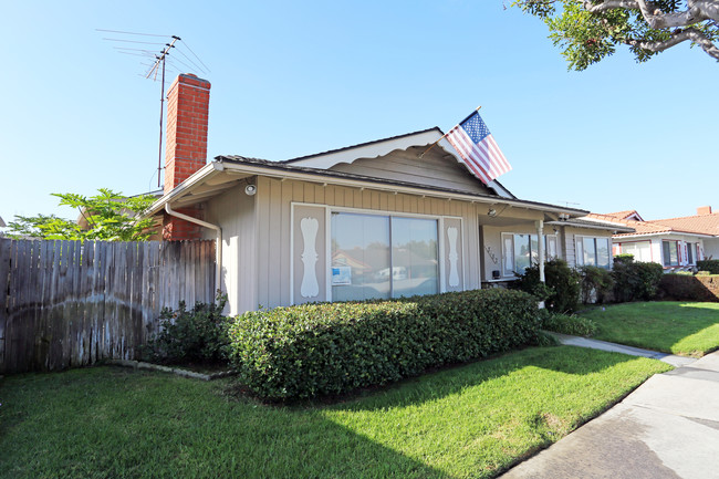 7182 Heil Ave in Huntington Beach, CA - Foto de edificio - Building Photo