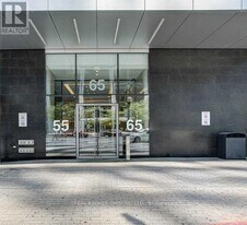 65 Bremner Blvd in Toronto, ON - Building Photo