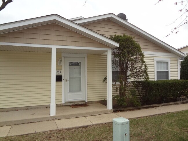 1233 Mae Ct in Wheeling, IL - Building Photo - Building Photo