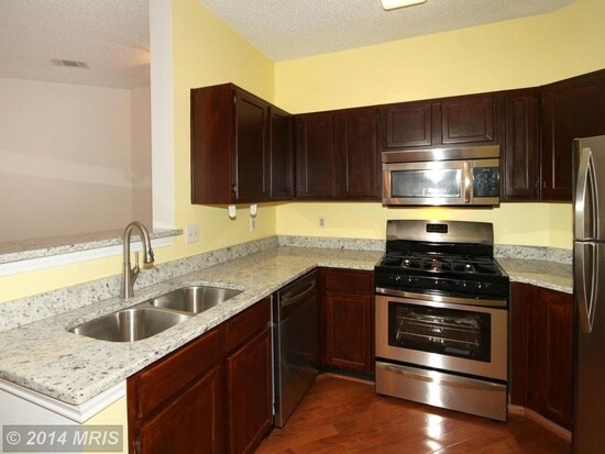 13085 Autumn Woods Way in Fairfax, VA - Building Photo - Building Photo