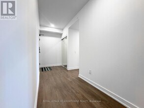 5105-5105 Hurontario St in Mississauga, ON - Building Photo - Building Photo