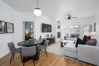 5450 E Deer Valley Dr in Phoenix, AZ - Foto de edificio - Building Photo