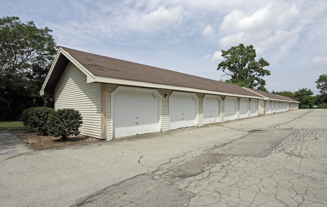 Oak Terrace Apartments in Oak Creek, WI - Building Photo - Building Photo