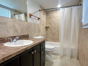 11676 NW 45th St in Coral Springs, FL - Foto de edificio - Building Photo