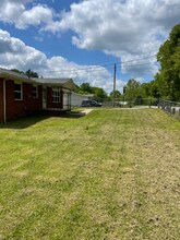 402 Sam Parker Rd in Gray, KY - Foto de edificio - Building Photo