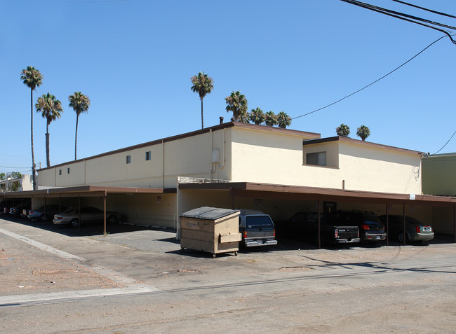 1400 Edgewood Way in Oxnard, CA - Building Photo - Building Photo