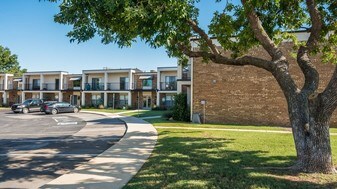 The Terraces at Lakehurst in Oklahoma City, OK - Building Photo