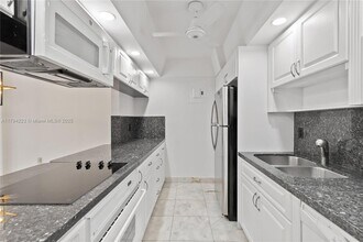 155 Ocean Ln Dr, Unit 207 in Key Biscayne, FL - Building Photo - Building Photo