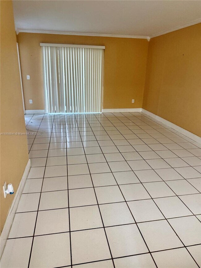 852 NE 209th St in Miami, FL - Foto de edificio - Building Photo